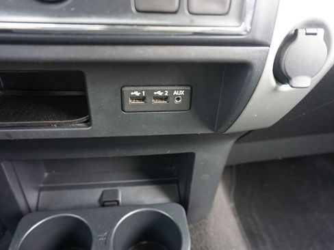 Used 2019 Nissan Titan SV image 12