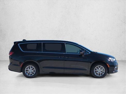 Used 2025 Chrysler Pacifica Select image 4