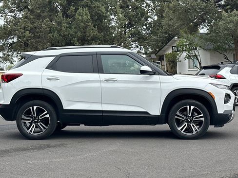 Used 2023 Chevrolet TrailBlazer LT w/ Convenience Package AWD/4WD image 3