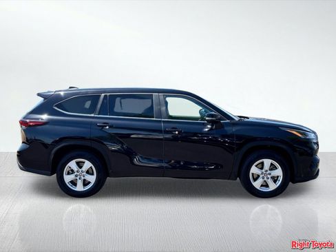 Used 2025 Toyota Highlander LE FWD image 5