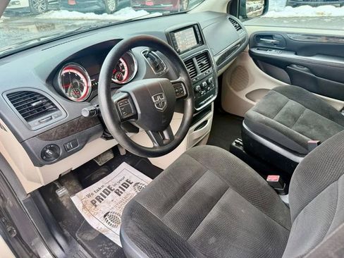 Used 2018 Dodge Grand Caravan SE w/ UConnect Hands-Free Group image 2