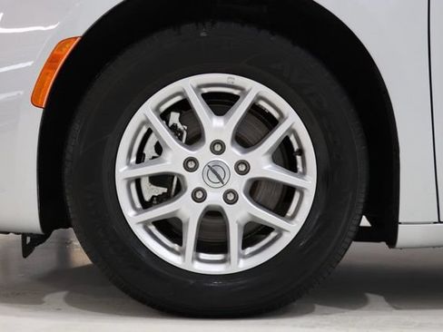 Used 2024 Chrysler Pacifica Touring-L FWD image 11