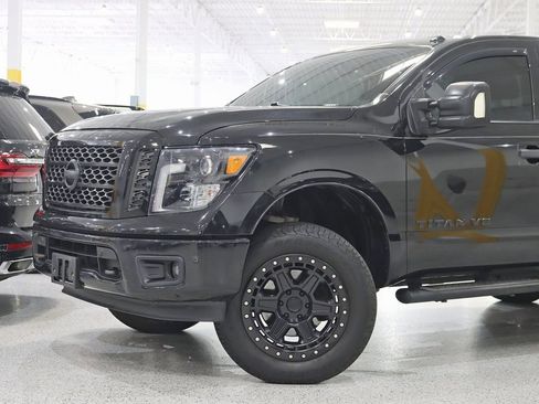 Used 2018 Nissan Titan SV w/ SV Convenience Package image 2