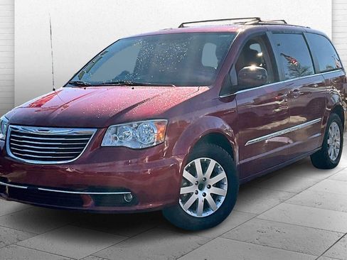 Used 2016 Chrysler Town & Country Touring image 10