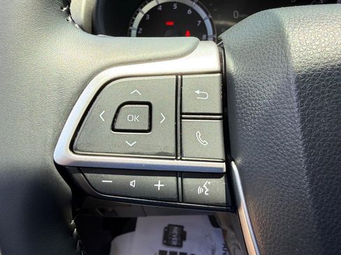 Used 2023 Toyota Highlander LE FWD image 19