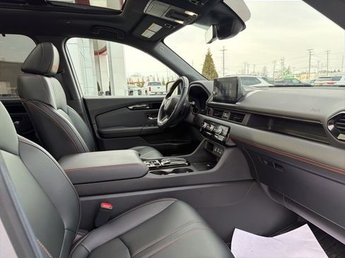 Used 2025 Honda Pilot TrailSport image 34