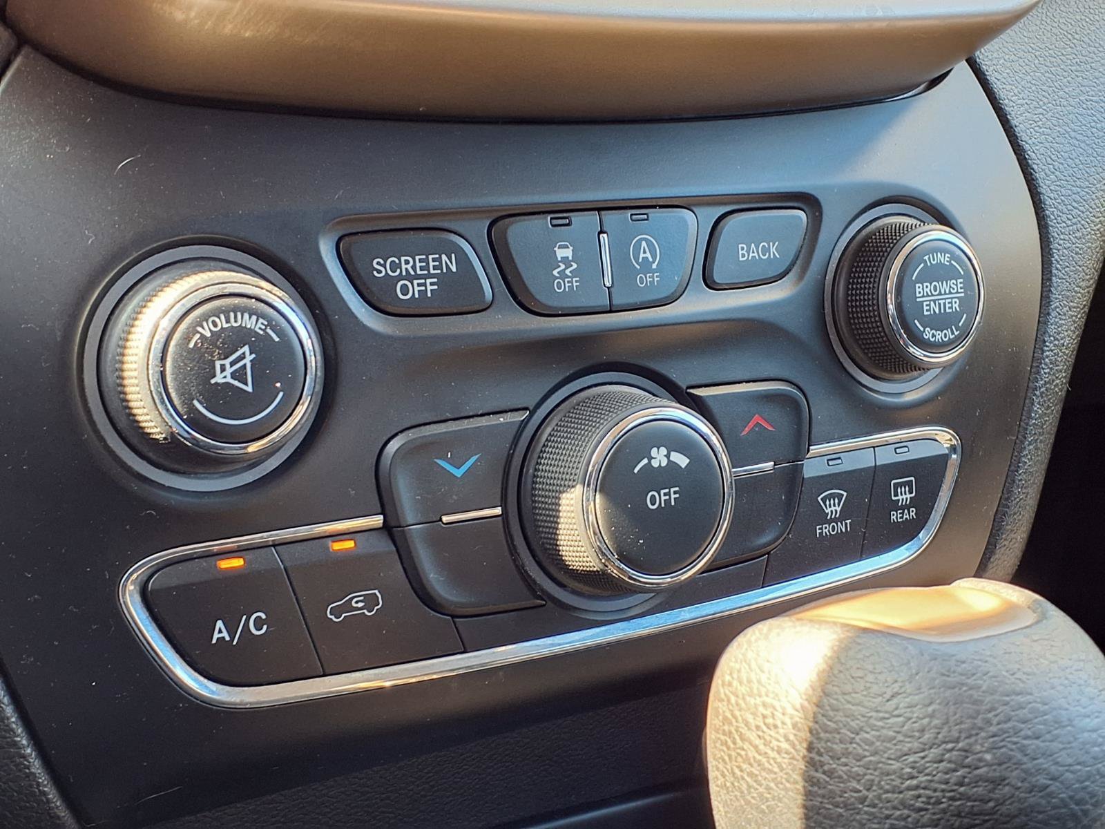Used 2015 Jeep Cherokee Latitude w/ Cold Weather Group AWD/4WD image 25