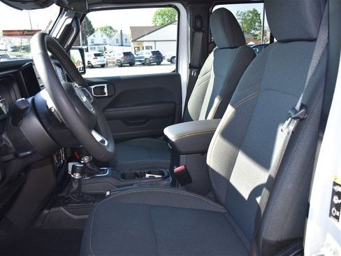 Used 2025 Jeep Wrangler Unlimited Sahara image 9