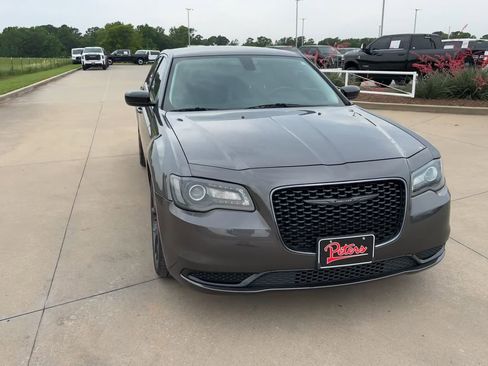 Used 2022 Chrysler 300 Touring w/ Sport Appearance Package RWD image 4