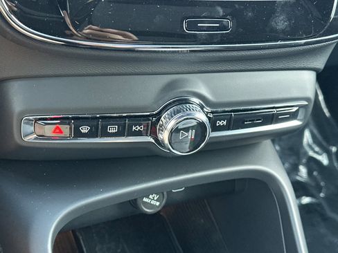 Used 2025 Volvo XC40 B5 Plus image 25