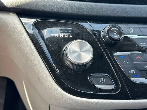 Used 2018 Chrysler Pacifica Touring-L FWD image 26