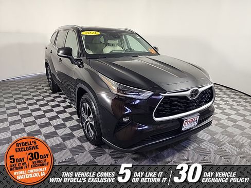 Used 2021 Toyota Highlander XLE image 2