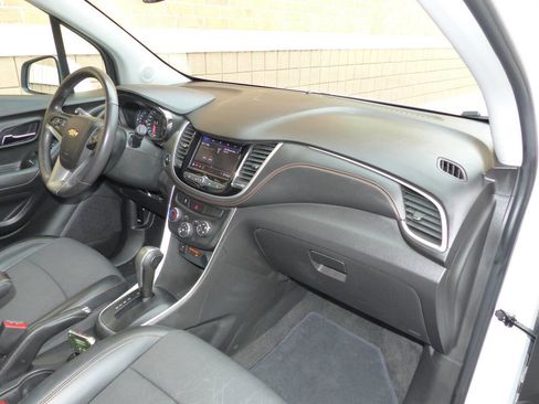 Used 2020 Chevrolet Trax LT w/ LT Convenience Package FWD image 32