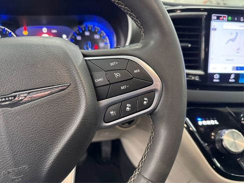 Used 2024 Chrysler Pacifica Touring-L FWD image 30
