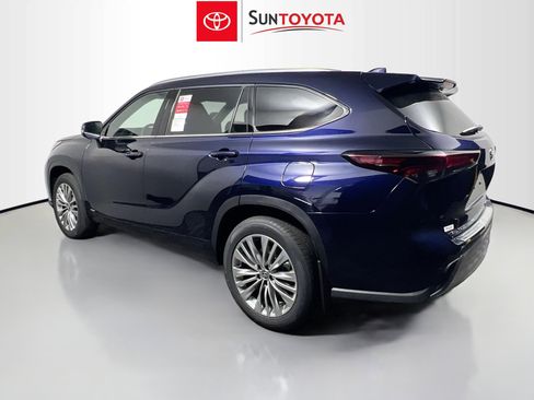 New 2026 Toyota Highlander Platinum image 6