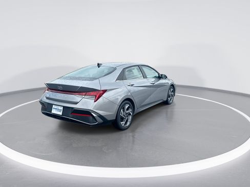 Used 2025 Hyundai Elantra Limited FWD image 9
