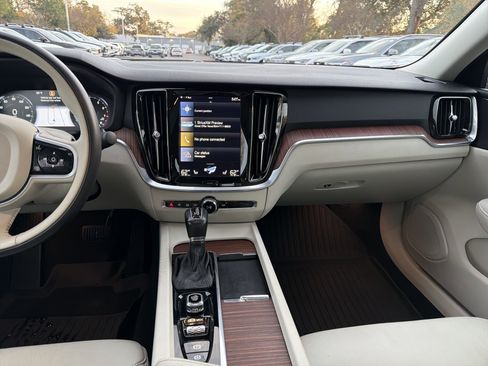 Used 2021 Volvo S60 T5 Momentum image 31