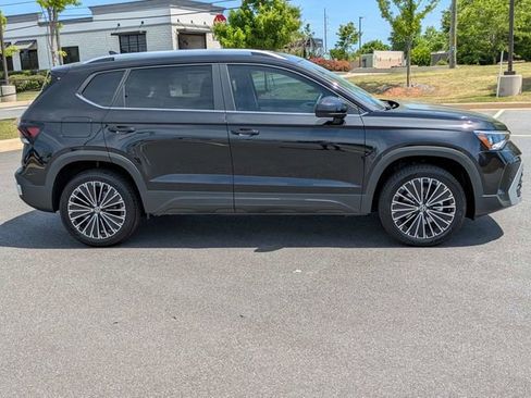 New 2026 Volkswagen Taos SE FWD image 3