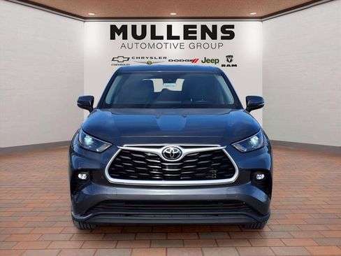 Used 2022 Toyota Highlander LE image 2