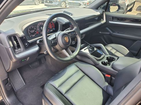 Used 2024 Porsche Cayenne AWD/4WD image 19