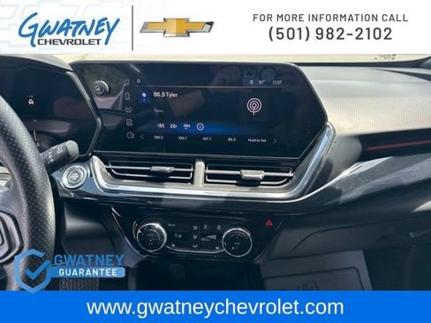Used 2025 Chevrolet Trax RS w/ Sunroof Package FWD image 17