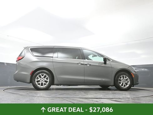 Used 2025 Chrysler Pacifica Select image 51