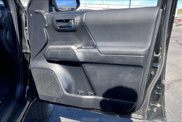 Used 2019 Toyota Tacoma TRD Sport w/ Technology Package AWD/4WD image 19