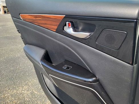 Used 2019 Kia Cadenza Technology image 16
