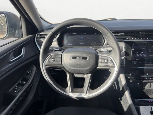 Used 2023 Jeep Grand Cherokee L Laredo image 12