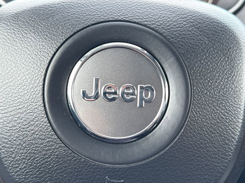 Used 2020 Jeep Cherokee Trailhawk w/ Comfort & Convenience Group AWD/4WD image 28