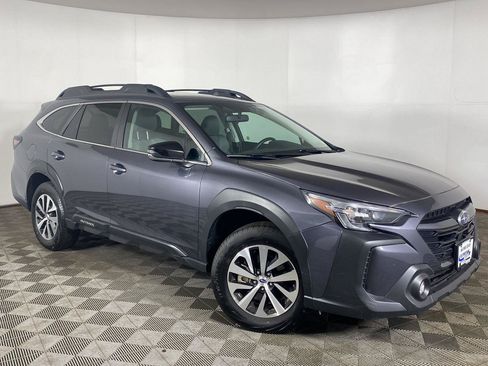 Used 2025 Subaru Outback Premium AWD/4WD image 1