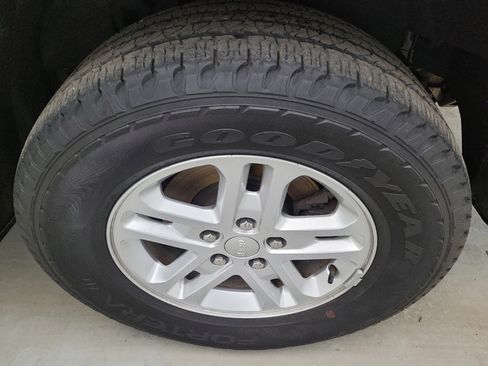 Used 2023 Jeep Grand Cherokee Laredo image 31