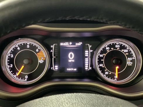 Used 2017 Jeep Cherokee Sport FWD image 17