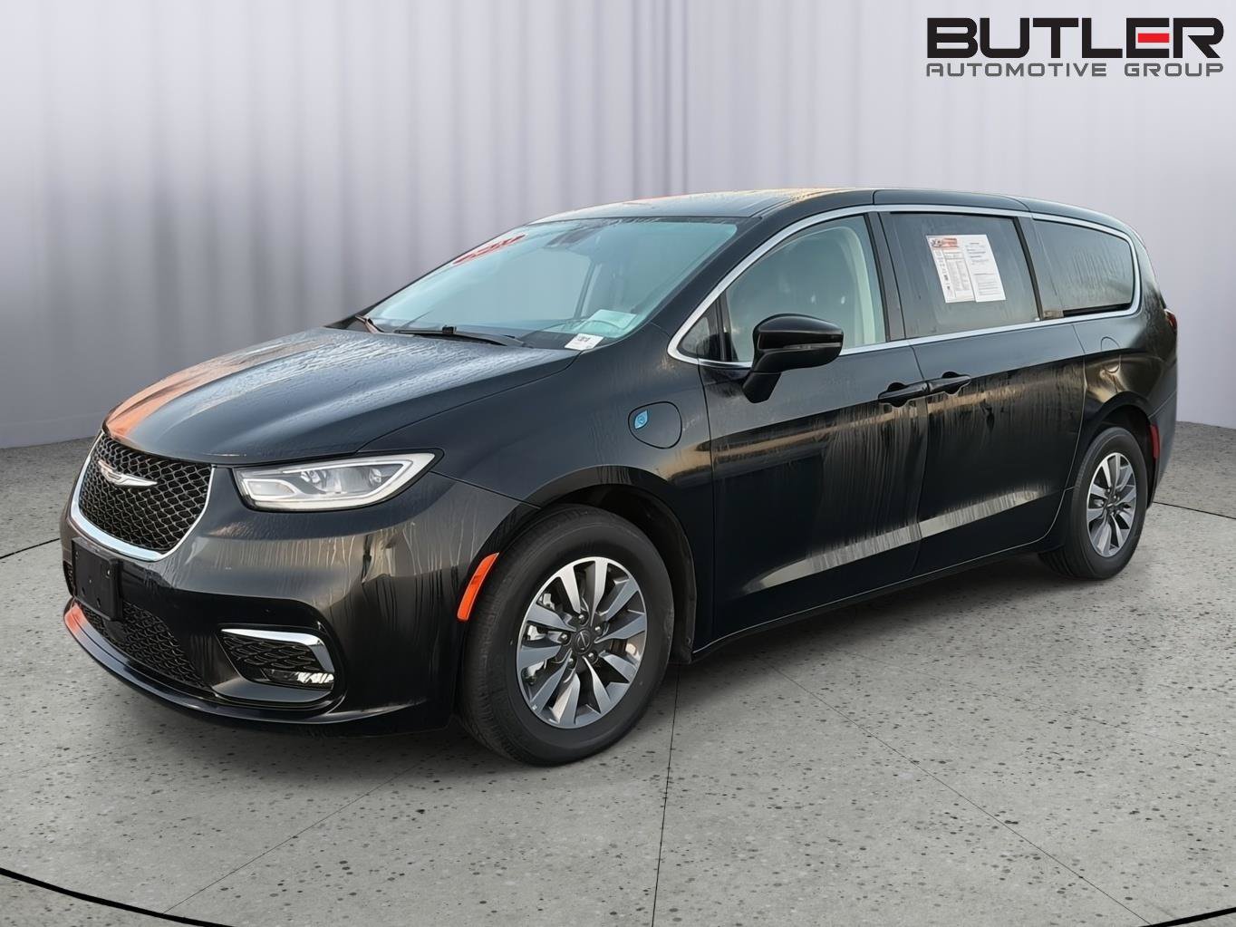 Used 2023 Chrysler Pacifica Touring-L FWD image 2