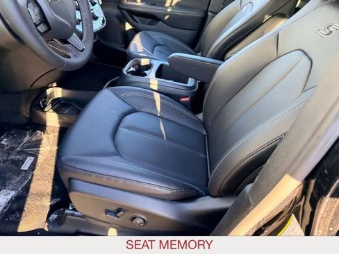 New 2026 Chrysler Pacifica Select image 10
