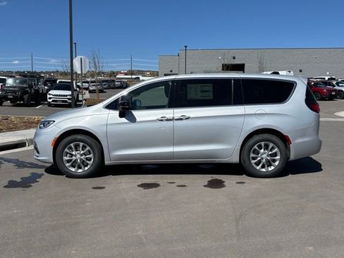 New 2026 Chrysler Pacifica Limited w/ Uconnect Theater Family Group AWD/4WD image 2