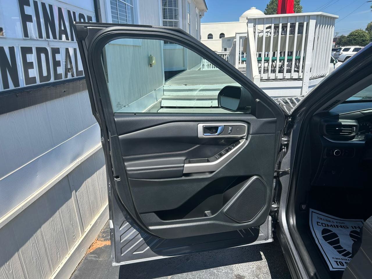 Used 2024 Ford Explorer XLT RWD image 8