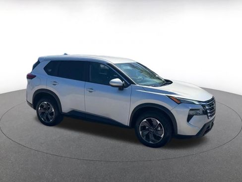 Used 2025 Nissan Rogue SV FWD image 2
