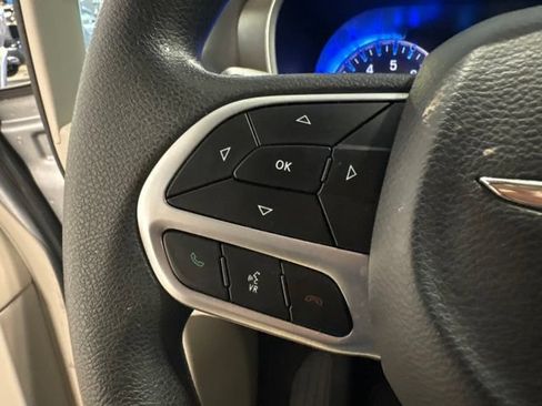 Used 2018 Chrysler Pacifica L FWD image 15