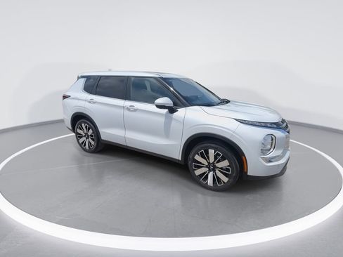 New 2025 Mitsubishi Outlander SE image 2