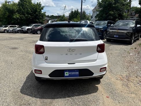 Certified 2024 Hyundai Venue Limited FWD image 5