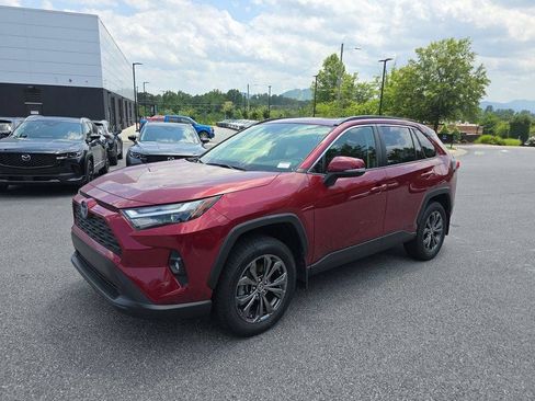 Used 2022 Toyota RAV4 XLE Premium AWD/4WD image 7