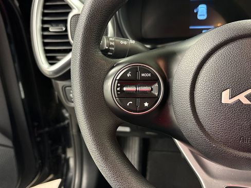 Used 2025 Kia Soul LX w/ LX Technology Package FWD image 30
