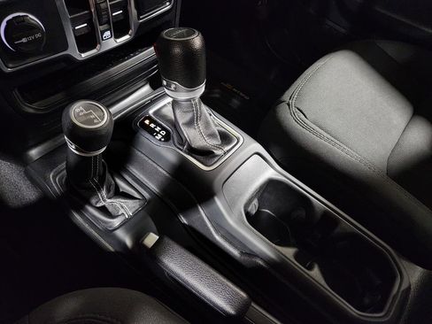 Used 2021 Jeep Gladiator Overland image 40