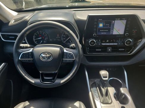 Used 2021 Toyota Highlander XLE AWD/4WD image 16