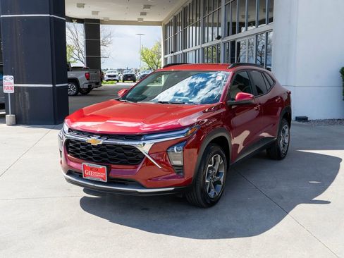 Used 2025 Chevrolet Trax LT FWD image 3