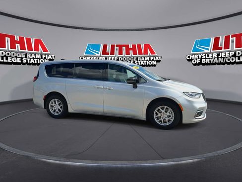 Used 2026 Chrysler Pacifica Select FWD image 9