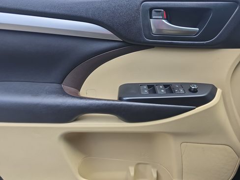 Used 2016 Toyota Highlander XLE FWD image 23