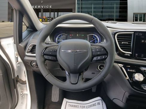 Used 2024 Chrysler Pacifica Limited FWD image 12