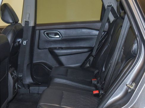 Used 2021 Nissan Rogue Platinum image 4